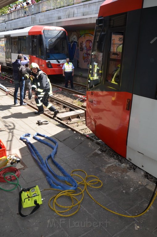 Unfall zwischen zwei KVB Bahnen Koeln Hoehenhaus Im Weidenbruch P116.JPG